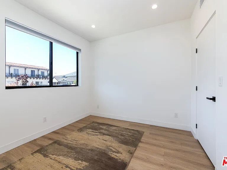 4615 Saint Charles Pl #1/2 — Photo 8