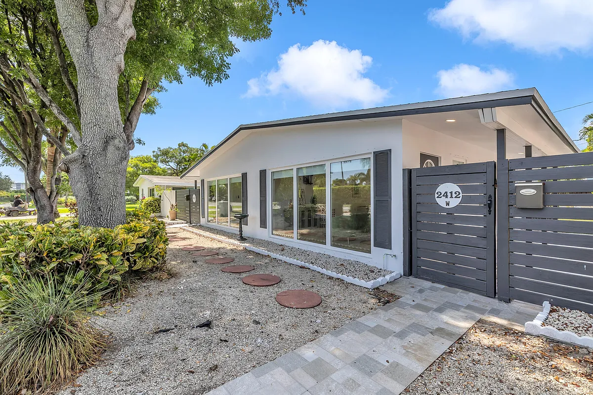 Photo 1 of 18 - 2412 NE 4th St #W - Pompano Beach, FL Primary Photo - 2412 NE 4th St #W