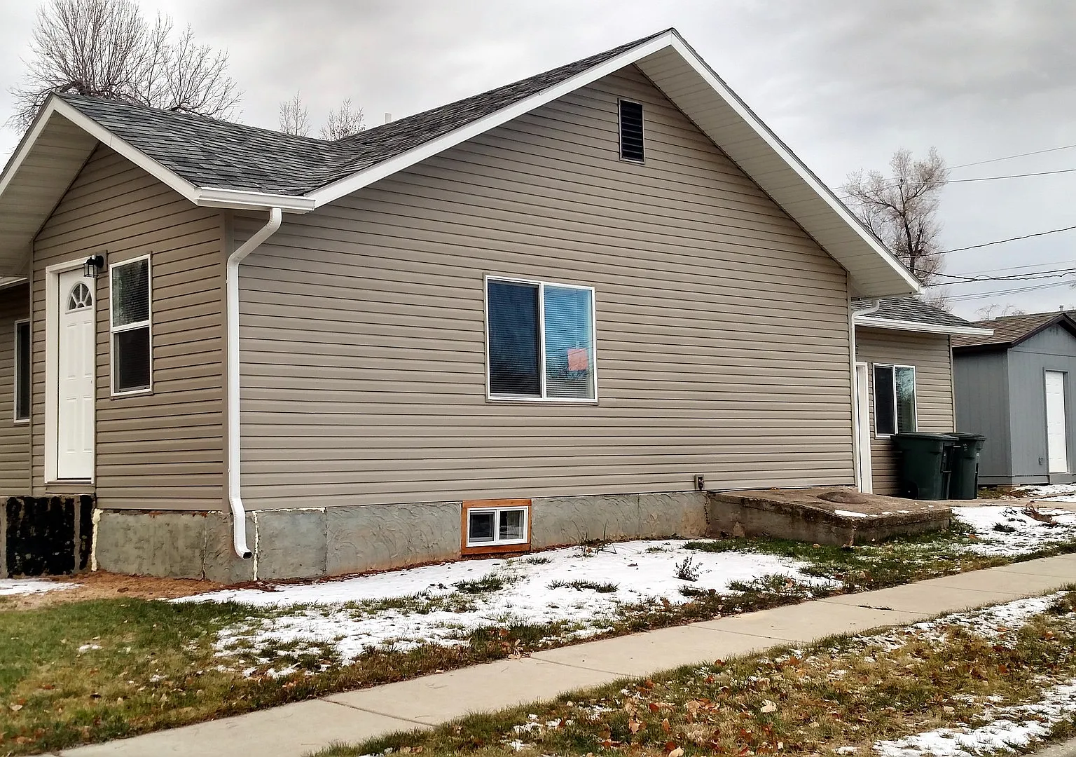 2 Bedroom 2 Bathroom Home On A Corner Lot For Rent With A Multi Use Room — Photo 1