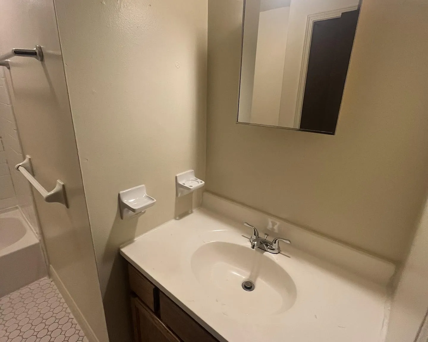 2 bed, 1.0 bath, $595 — Photo 3