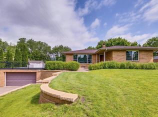 845 Gramsie Rd, Shoreview, MN 55126