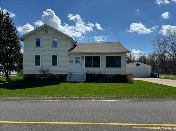 5378 Oakwood Dr, North Tonawanda, NY 14120