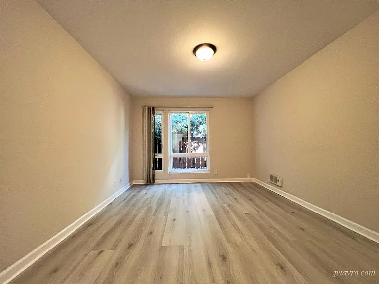 1403 Oxford St — Photo 8
