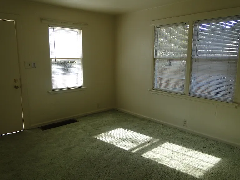3916 W Albion St — Photo 3