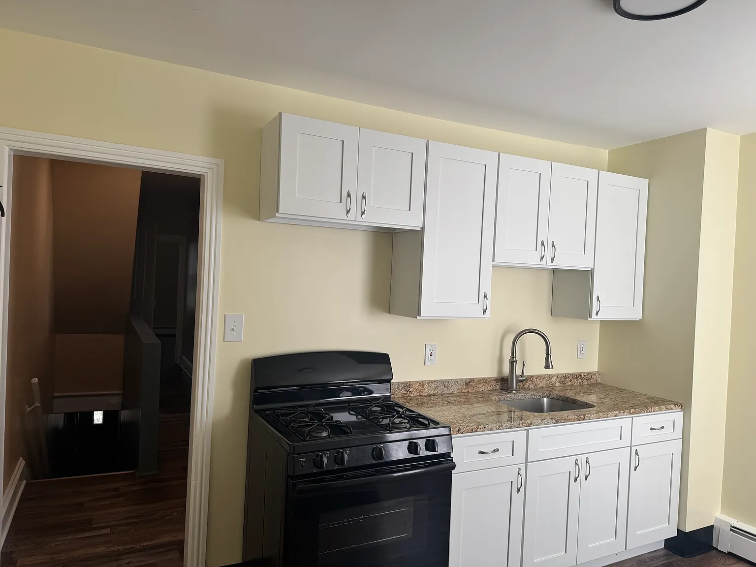 1 bed, 900 sqft, $1,800 — Photo 3