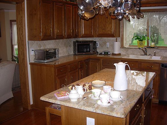 Updated kitchen w/granite, new cabinets