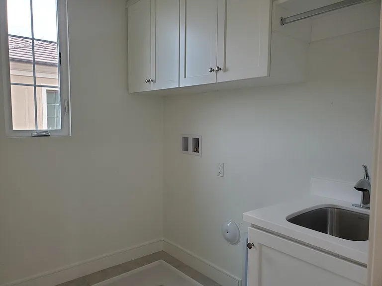 141 Winnett — Photo 23
