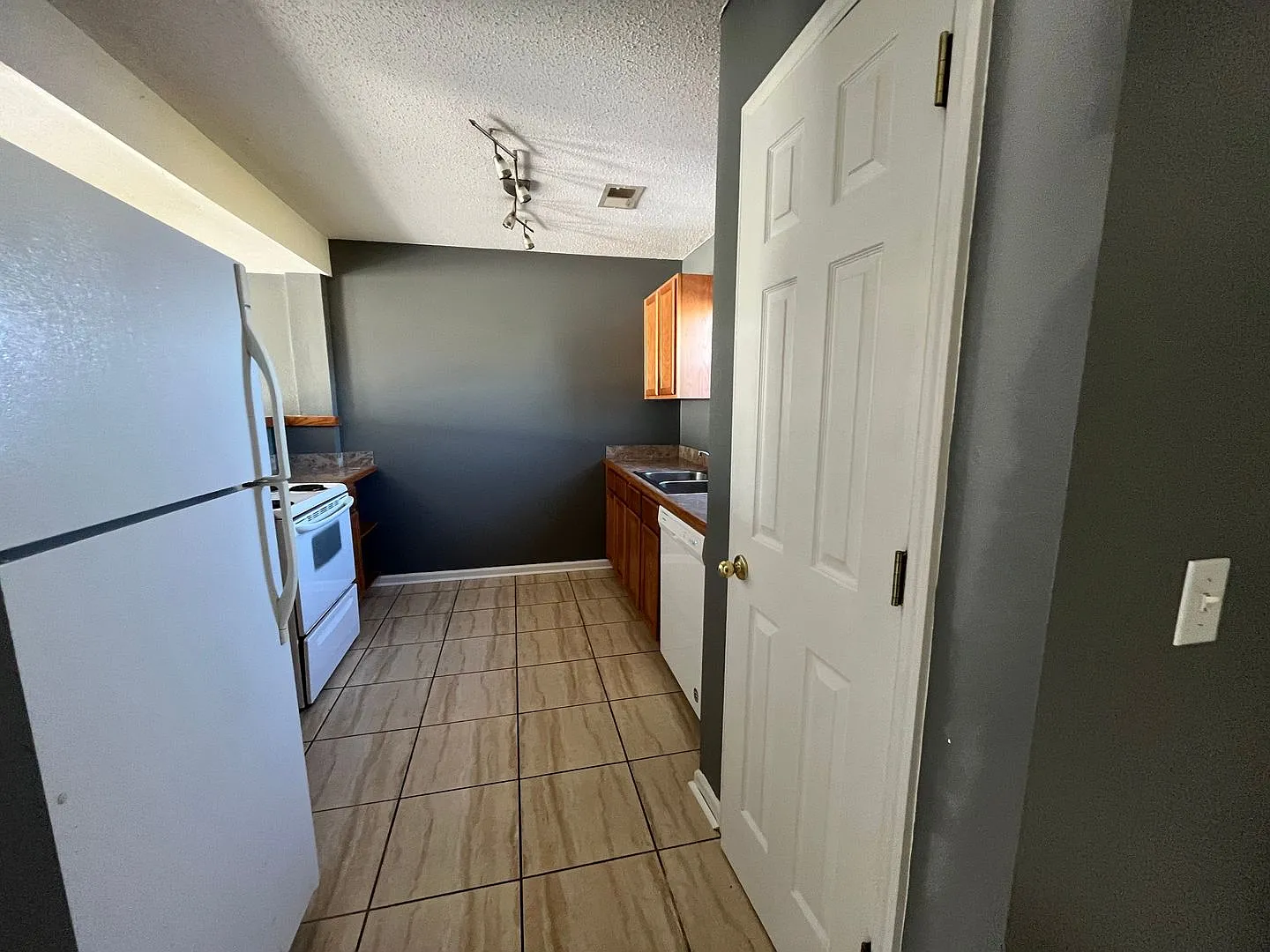 Recently Reduced & Move In Special! Two Bedroom Townhome In Port Wentworth — Photo 4