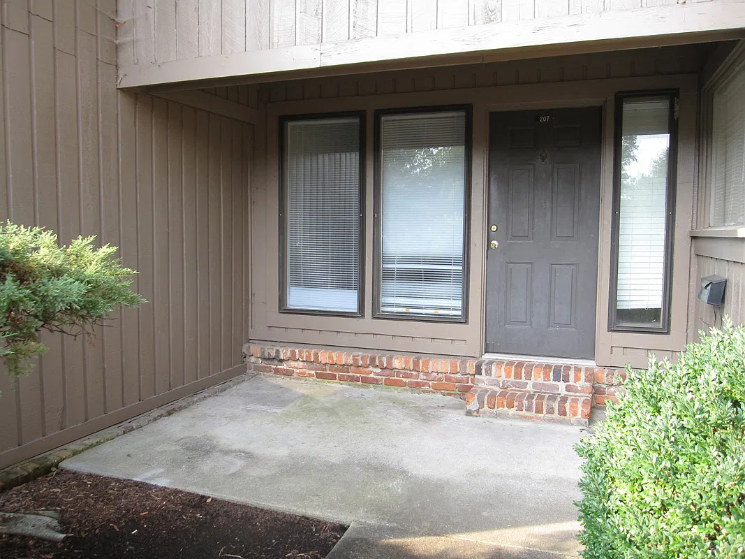 3 bed, 2.5 bath, 1324 sqft, $1,995 — Photo 2