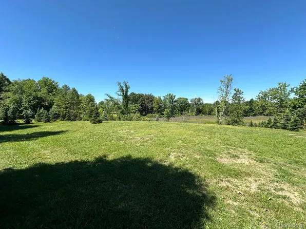 5 Prince Edward Dr, Howell, MI 48843