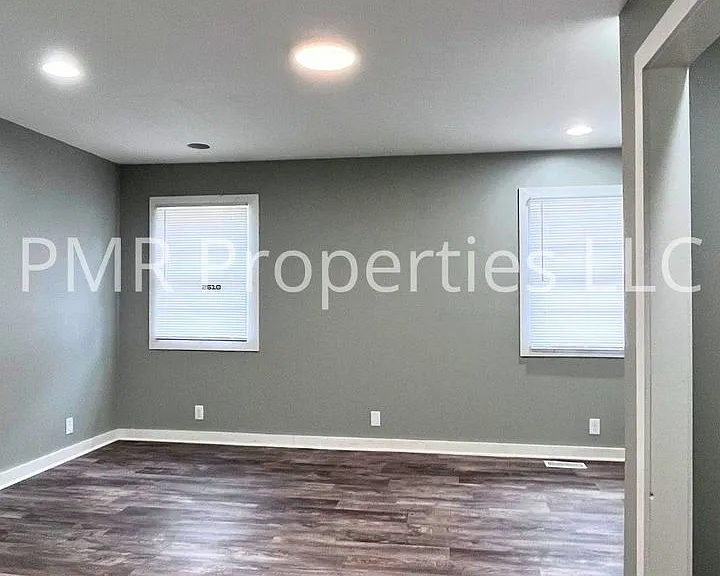 905 Logan St — Photo 10
