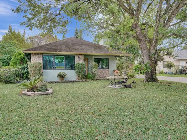 211 Bobwhite Rd, Royal Palm Beach, FL 33411