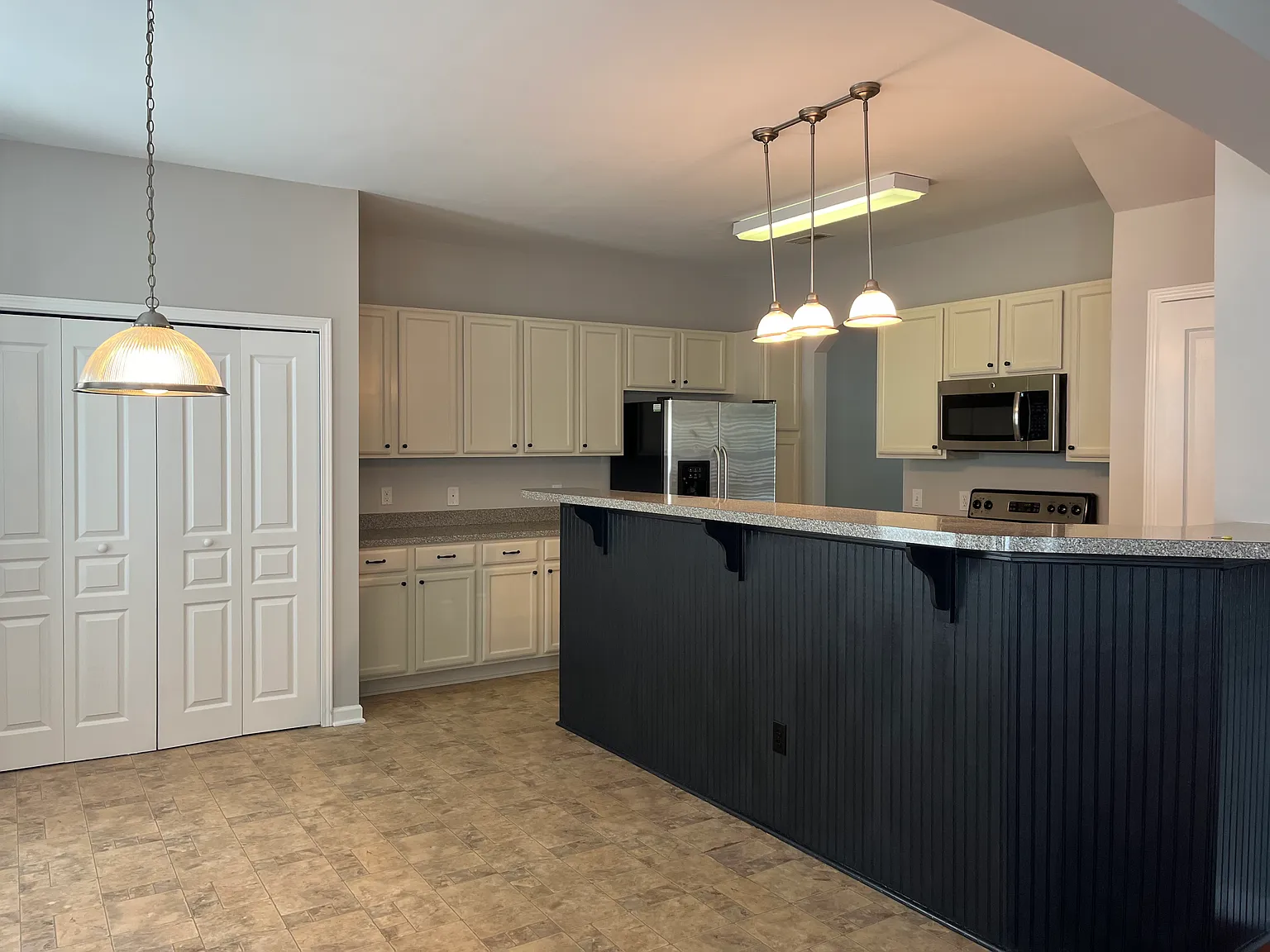 3 bed, 2.5 bath, 1738 sqft, $2,350 — Photo 2