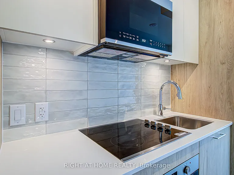 10 Oak St #907 — Photo 3