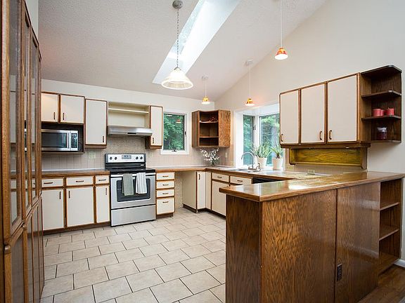 2nd image of 1144 Lincolnshire Dr