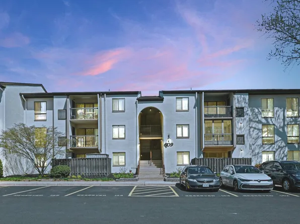 609 Center St APT T2, Herndon, VA 20170