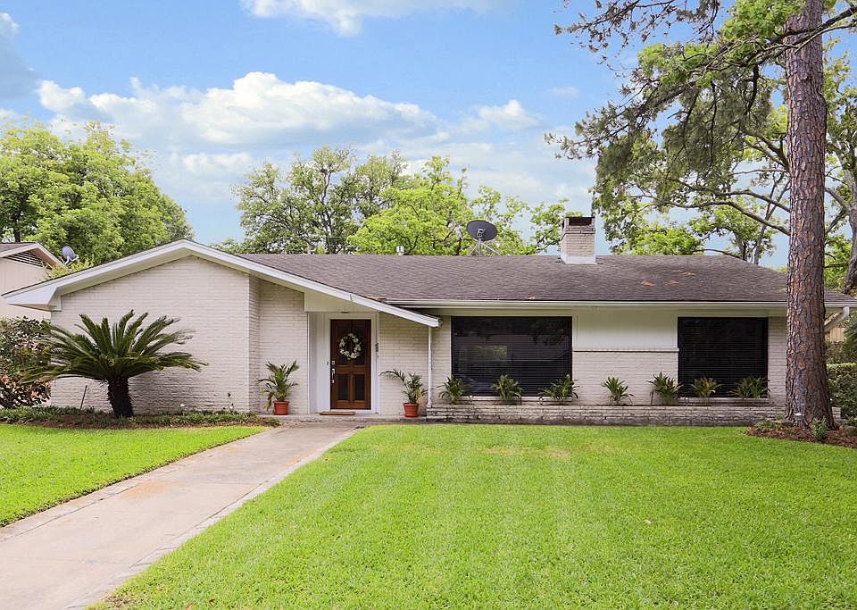 Welcome home to highly sought after Briargrove Park!