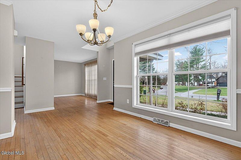 3rd image of 15 Seneca Court