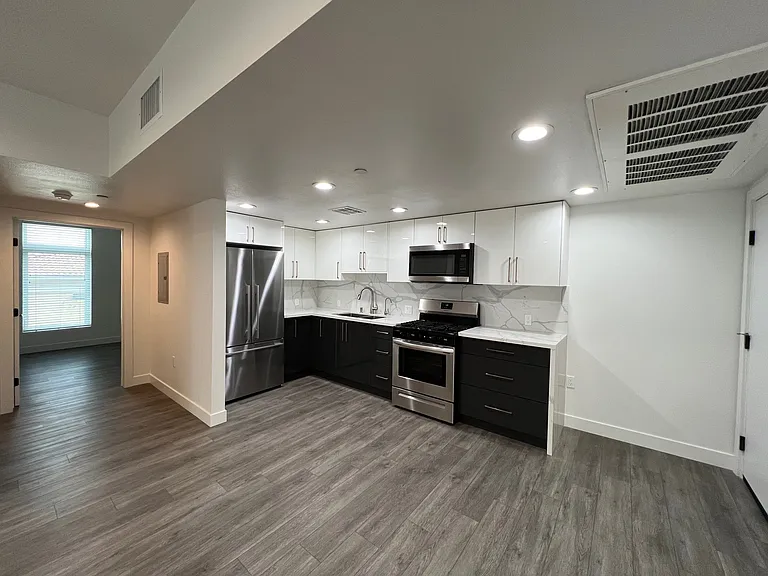 Glenoaks Residences — Photo 1