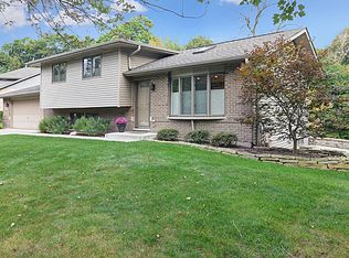 25 W Peiffer Ave, Lemont, IL 60439