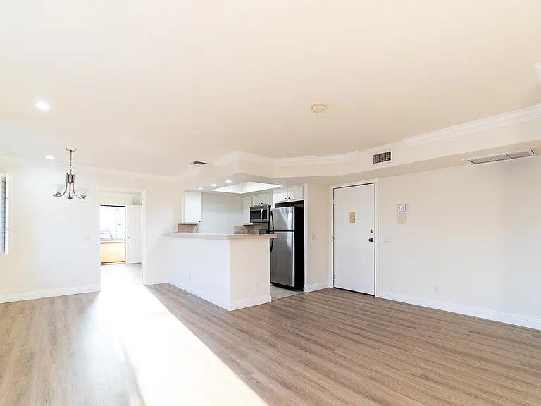 1510 S Barrington Ave #101 — Photo 2