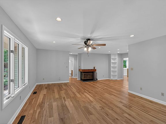 4th image of 32 Wildwood Dr