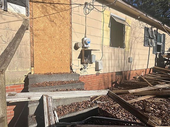4th image of 527 Moore St