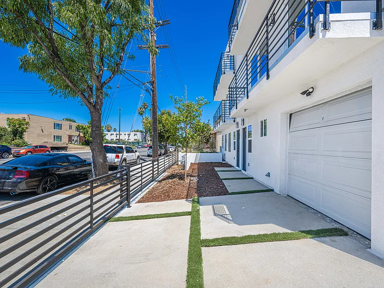 6830 Hazeltine Ave — Photo 6