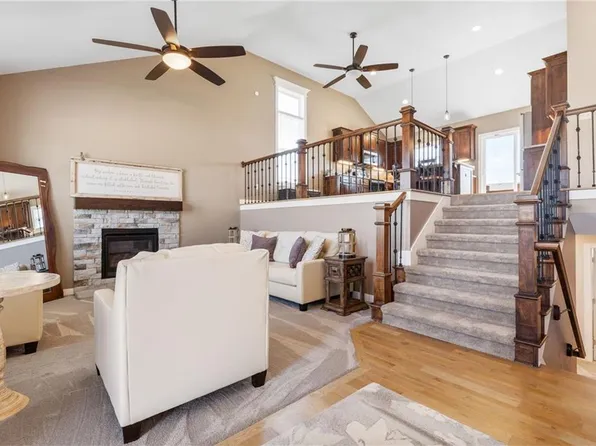15519 Lakeside Dr, Basehor, KS 66007