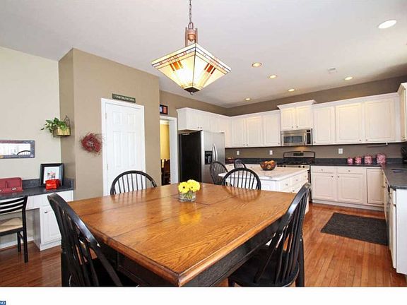 5th image of 240 Ferndale Ln