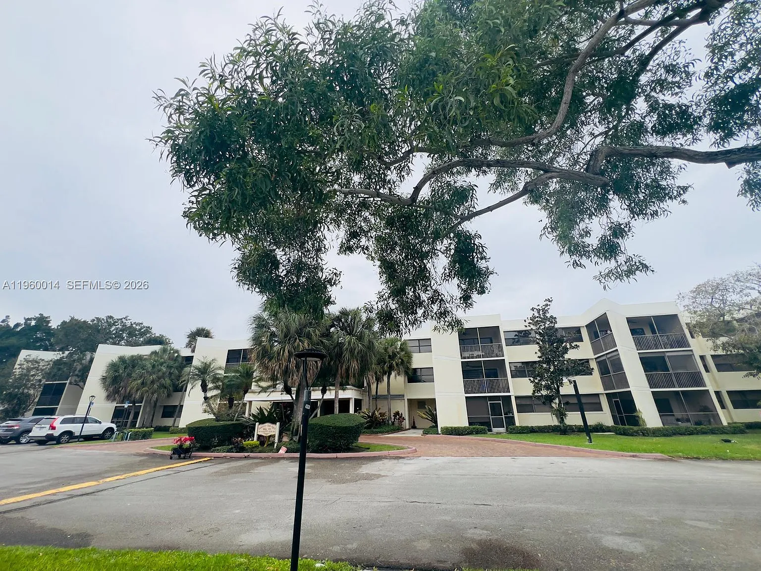 Bldg 130 Of Country Club — Photo 4