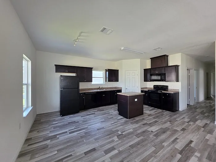 4 bed, 2.0 bath, 1432 sqft, $1,601 — Photo 4