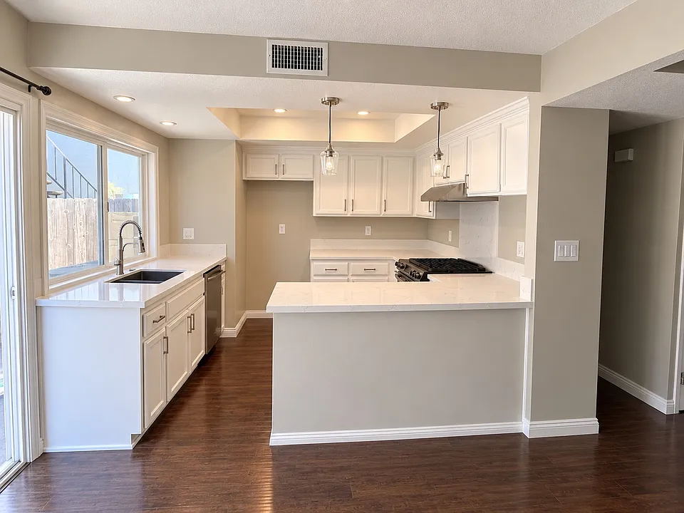 10072 Los Coyotes Ct