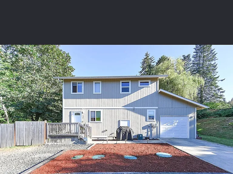 127 Ida St W — Photo 1