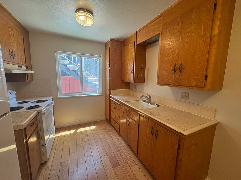 2132 Clinton Ave #B — Photo 4