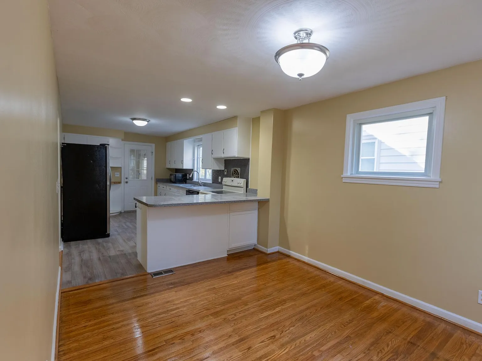 3 bed, 1341 sqft, $2,300 — Photo 4