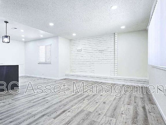4th image of 4110 34th Ave APT 1
