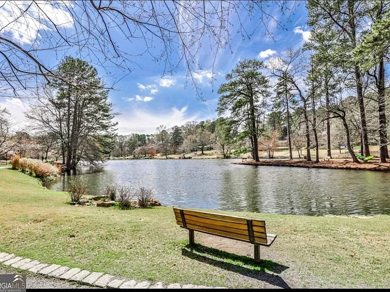 81 Hampshire Ct — Photo 38