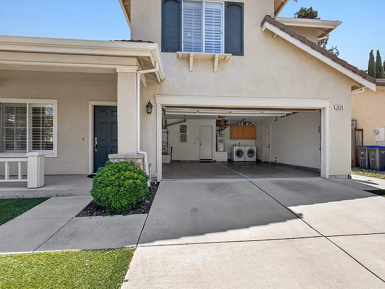 2056 Olivia Ct — Photo 34