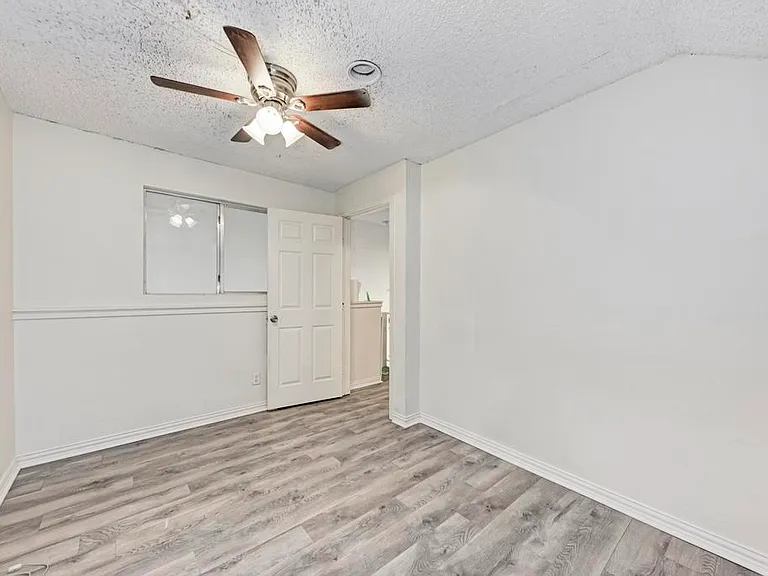 2401 Leon St #300 — Photo 21