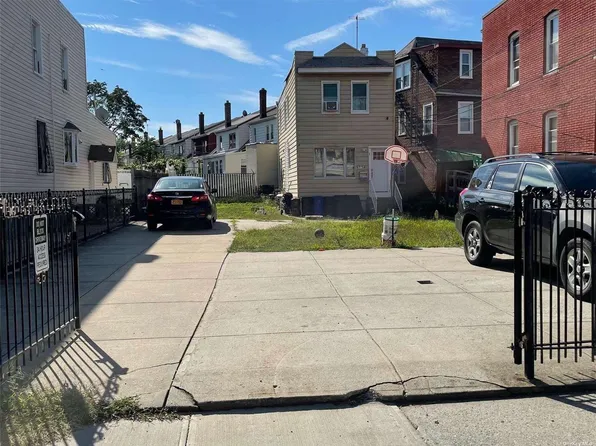 5738 Mazeau St, Maspeth, NY 11378