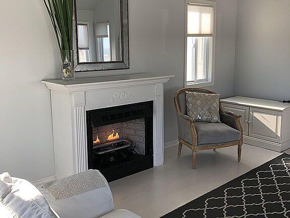 living rm with gas fireplace