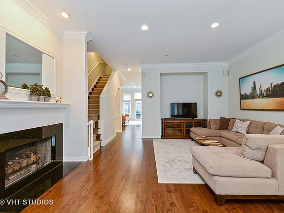 3rd image of 2900 N Paulina St #10