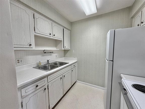 5th image of 2344 Shelley St APT 12