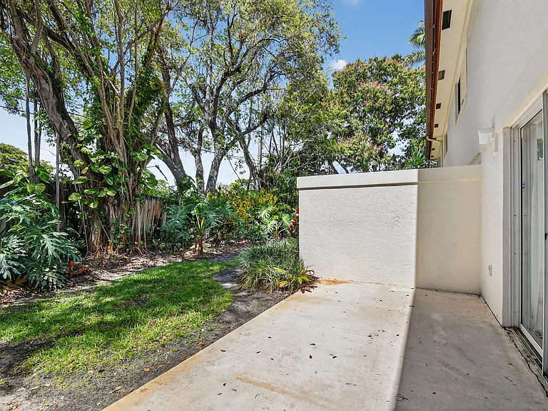 101 Half Moon Cir #B — Photo 32