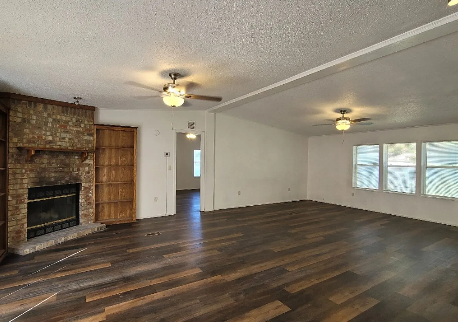 Beautiful 4 Bedroom Doublewide In Commander's Palace — Photo 3