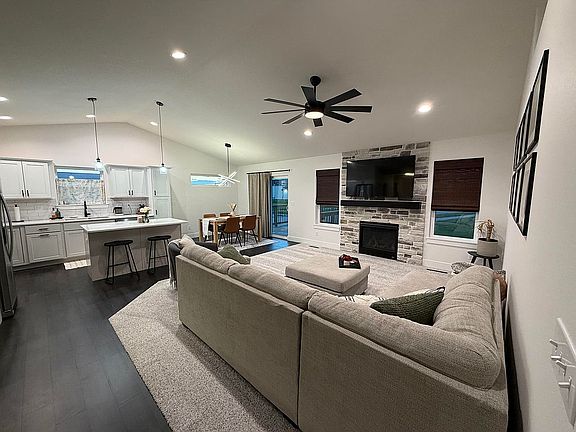 4th image of 574 Driftwood Ln
