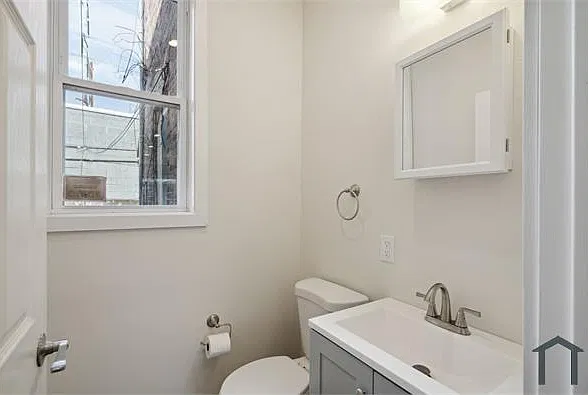 1814 S Taylor St — Photo 5
