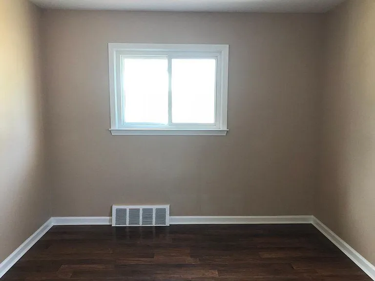 23334 Deziel St — Photo 6