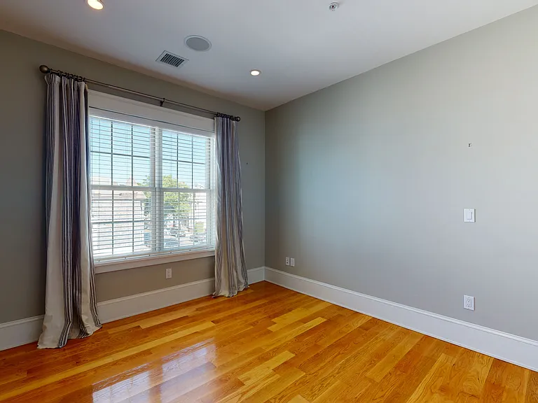 721 E 6th St #4 — Photo 10